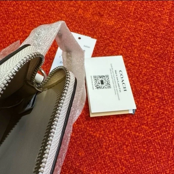 ❤️❤️❤️Coach zip card case with cherry print/silver tone hardware ❤️❤️❤️ - Picture 4 of 12